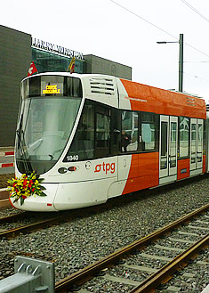 Motrice Tango 1840 des TPG au nouveau terminus de la Ziplo le jour de l'inauguration du tramway