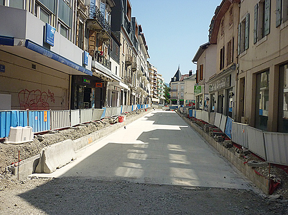 Die schmale Rue des Voirons, durch die sich die Trams schlängeln werden, gesehen in Richtung Perrier-Aubrac