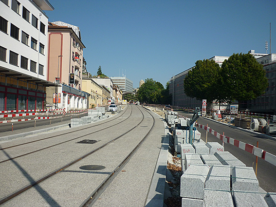 Die Rue de Genève bei der Gewerbeschule, Blick in Richtung Lausanne-Flon