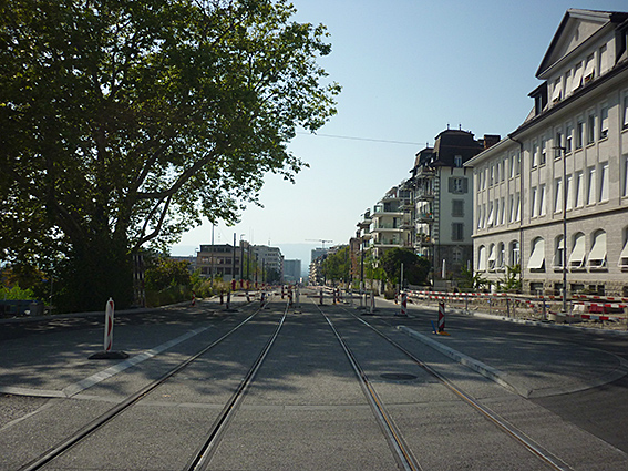 Die Rue de Genève auf der Höhe der Gewerbeschule, Blick in Richtung Renens