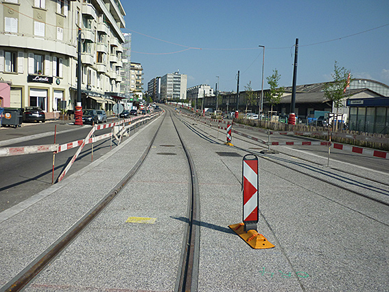 Die Rue de Genève bei den Hallen des Güterbahnhofs Sébeillon, Blick in Richtung Lausanne