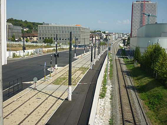 Die Rue de Lausanne in Renens auf Höhe von Perrelet, Blickrichtung Lausanne; Die beiden linken Gleise gehören zum Tram, während das rechte SBB-Gleis nach Sébeillon führt.