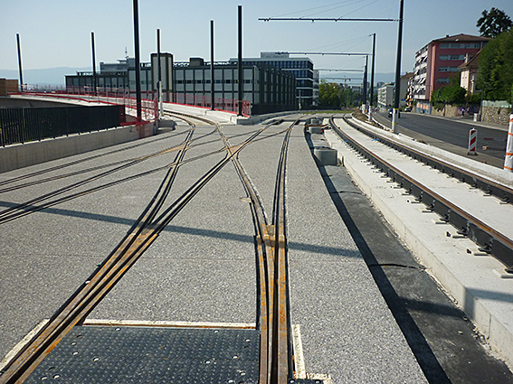 Die Zufahrt zum Tramdepot erfolgt über das linke Gleis, das über eine gebogene Brücke führt.