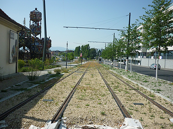 Die Rue de Lausanne vor der Ferme des Tilleuls (Lindenhof) in Renens, Blick in Richtung Bahnhof Renens