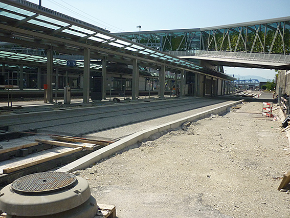 Die Endstation der ersten Etappe des neuen Trams befindet sich im Bahnhof Renens, unter der begrünten Fussgängerbrücke
