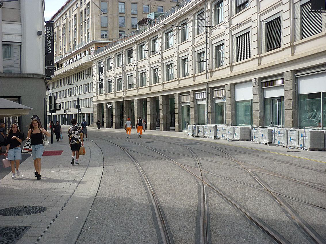 Der doppelte Gleiswechsel am Ende der Rue de Genève, kurz vor der Endstation Lausanne-Flon